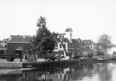 860303 Gezicht op de Nieuwe Kade in Wijk C te Utrecht, met links het oude waaggebouwtje, centraal de stadskraan en op ...